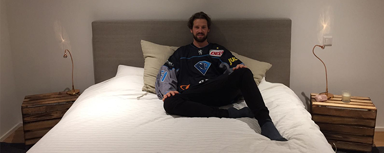 Timo-Pielmeier-Bettenstudio Eishockey Torwart Timo Pielmeier und sein neues Bett vom Bettenstudio Kugler